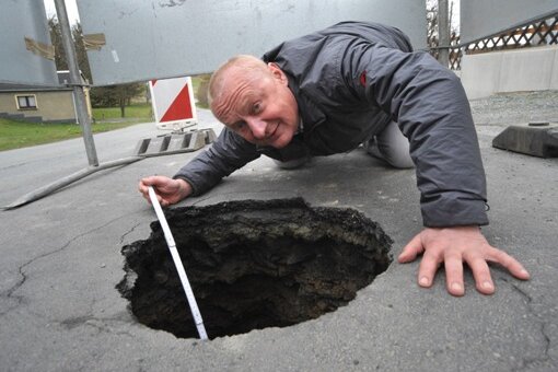 Das Loch des Jahres ist bald Geschichte - So fing alles an: Am 4. April klaffte frühmorgens ein 60 mal 50 Zentimeter großes Loch, das Bürgermeister Christoph Stölzel vermisst.