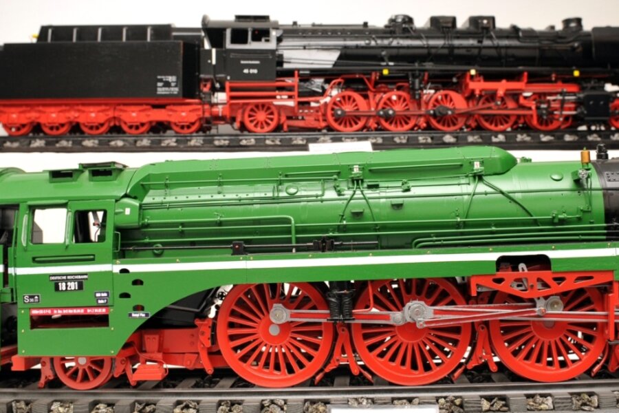 Das Lokomotiv-Depot im Einfamilienhaus - Modellbahnfan Rolf Schubert aus Leubsdorf baut Dampflokomotiven maßstabsgerecht und detailtreu aus Holz. Dazu zählt die 18201 im Vordergrund, eine legendäre Schnellzuglok.