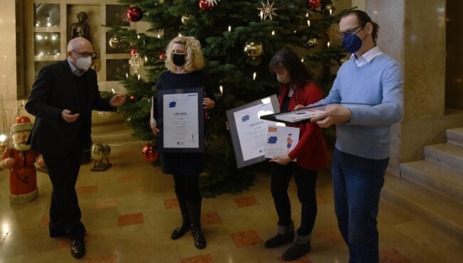 Oberbürgermeister Sven Schulze überreicht die Preise eines Wettbewerbs um die beste Märchengeschichte mit lokalem Bezug an Veronika Ahnert, Beatrice Werner und Marko Roscher (Foto von links). 