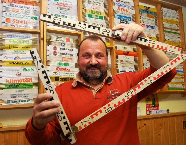 Das Maß aller Dinge als Sammelobjekt - 
              <p class="artikelinhalt">Jürgen Büttner aus Großvoigtsberg sammelt Schmiegen, die größte und älteste ist drei Meter lang.</p>
            