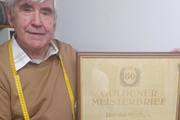 Das Maßband immer zur Hand - 72 Altmeister aus dem Kammerbezirk Chemnitz bekamen nach 50 Jahren ihre Goldenen Meisterbriefe überreicht. Einer von ihnen ist der Neuhausener Harald Matthes. 1971 legte er die Meisterprüfung ab. Noch heute ist der77-Jährige in seinem Beruf tätig. 