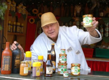 Das mehr als nur süße Vermächtnis des Honigmannes - "Dor Honigmaa" Klaus Schreyer wie ihn die meisten in Erinnerung behalten werden: Stets mit einem verschmitzten Lächeln im Gesicht in seiner Marktbude. 