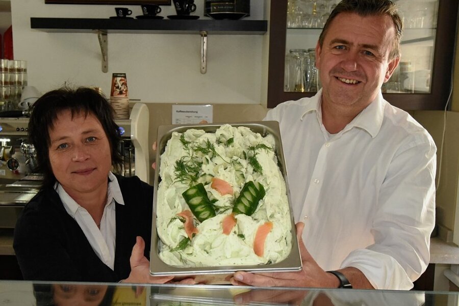 Das Mini-Café in Bad Elster: Grüne-Gurken-Eis mit Dill und Räucherlachs als Hausspezialität - Sylvia und Andreas Ebersbach sind für außergewöhnliche Kreationen wie Gurken-Eis bekannt.