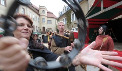 
              <p class="artikelinhalt">Musik mit mittelalterlichen Instrumenten spielten die Mitglieder des Projektes Wasserguillotine auf Schloss Wolkenburg. </p>
            