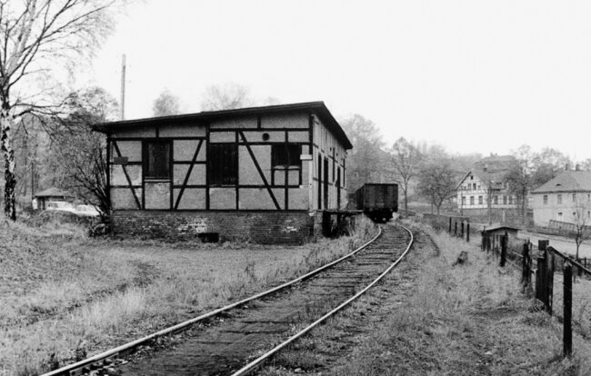 Das Foto aus dem Jahr 1965 zeigt den Gleisanschluss des Kohlen- und Holzhändlers Fritz Haugk (früher Kohlenhandel und Sägewerk Kießling). Im Hintergrund verläuft die Wildenfelser Straße.