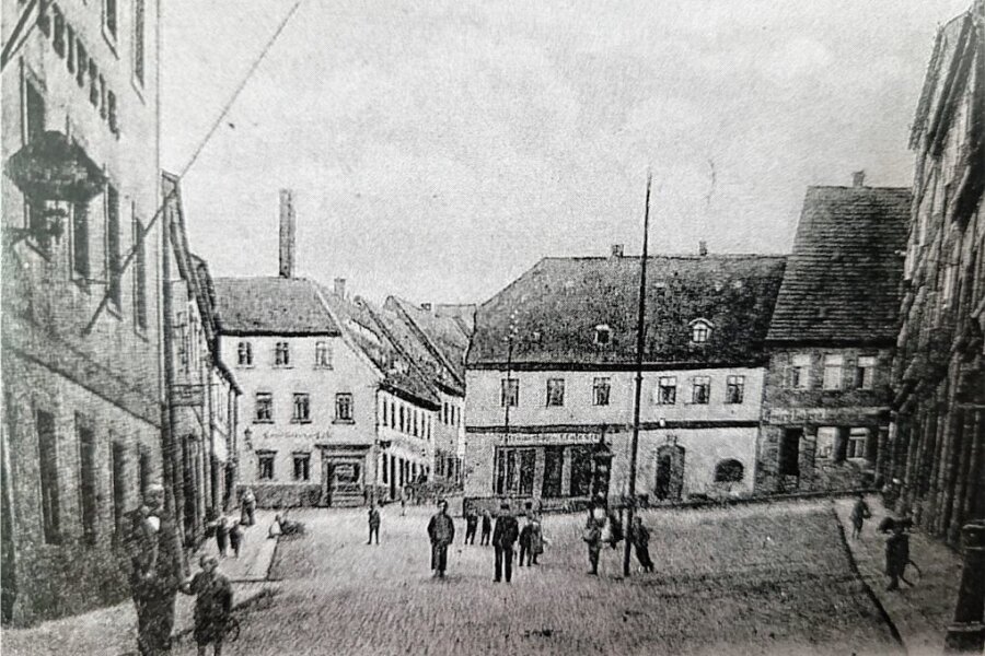 "Das Morden muss aufhören", sagt der Peniger Fritz Gröbe und wird daraufhin inhaftiert und gehängt. - Eine alte Postkarte von 1906 zeigt, wo Fritz Gröbe wohnte. In der Bildmitte ist das Wohn- und Geschäftshaus der Familie Gröbe zu sehen. 