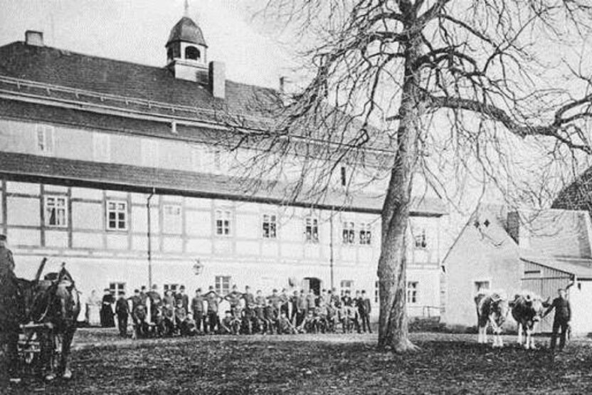 Das Mysterium um 91 tote Soldaten: Was hat sich in Nennigmühle ereignet? - In den Vorkriegsjahren war in dem Fachwerkhaus ein Burschenheim untergebracht. Seit 1939 diente es als Kriegsgefangenenlager. 