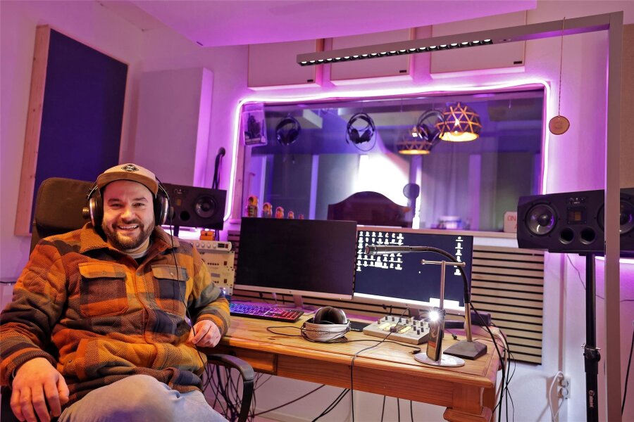 Das neue Glauchauer Kulturhaus: Alles andere als ein Klacks - Investor Tobias Winkler hat im Kulturhaus „Klackx“ den technischen Support im Tonstudio inne.