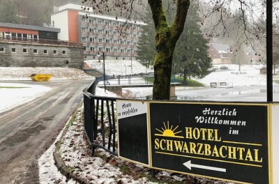 Das neue Hotel Schwarzbachtal: Exklusiver erster Blick vorm Start - Seit April 2019 ist das Hotel Schwarzbachtal in der Landesgemeinde bei Erlbach geschlossen. Es hat die längste Zeit gedauert: In wenigen Wochen sollen die ersten Gäste im 72-Zimmer-Haus begrüßt werden können. 