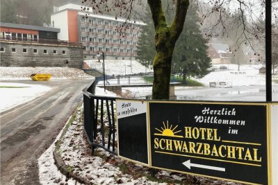 Das neue Hotel Schwarzbachtal im oberen Vogtland: Exklusiver erster Blick vorm Start - Seit April 2019 ist das Hotel Schwarzbachtal in der Landesgemeinde bei Erlbach geschlossen. Es hat die längste Zeit gedauert: In wenigen Wochen sollen die ersten Gäste im 72-Zimmer-Haus begrüßt werden können. 