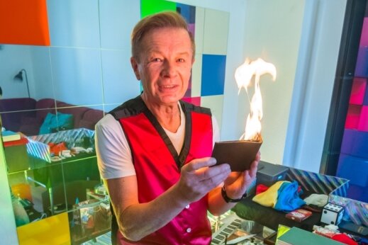 Das neue Leben des zaubernden Zahnarztes - In Joachim Reschs Wohnzimmer dreht sich alles um sein neues Hobby, die Zauberei. Seine Auftritte plant der 67-Jährige sehr akribisch. 