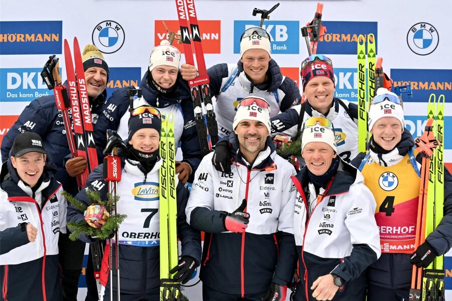 Das norwegische Imperium schlägt beim Biathlon-Weltcup in Oberhof zurück - Das norwegische Team um Sieger Endre Stroemsheim (oben Mitte) posiert für den Fotografen.