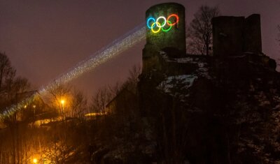 Das "Olympische Dorf" inmitten des Erzgebirges - Besonderer Hingucker: Ab Freitag wird die Burgruine täglich von 18 bis 22 Uhr in Licht getaucht. Projiziert werden unter anderem die Olympischen Ringe und Glückwünsche für die zwei Niederlautersteiner in Peking. 
