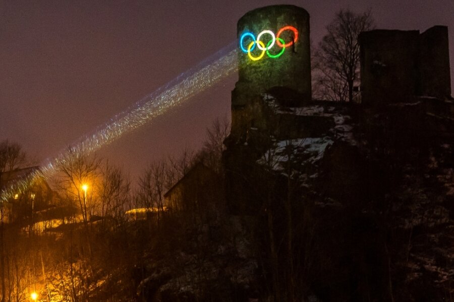 Besonderer Hingucker: Ab Freitag wird die Burgruine täglich von 18 bis 22 Uhr in Licht getaucht. Projiziert werden unter anderem die Olympischen Ringe und Glückwünsche für die zwei Niederlautersteiner in Peking. 