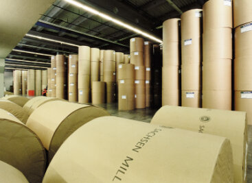 Das Papierlager - Bis zu 24 riesige Zeitungspapierrollen werden täglich angeliefert und mit Staplerfahrzeugen entladen. 