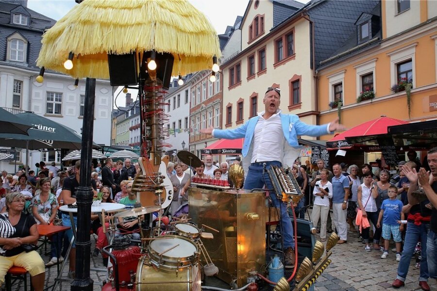 Das Programm zum Schwarzenberger Altstadtfest steht fest - Er ist stets ein gern gesehener Gast in Schwarzenberg wie hier 2014: Peter Till aus Dresden mit seinem Universal Druckluftorchester. 