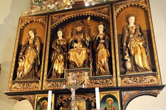 Das Prunkstück von Oberbobritzsch - Goldglänzend und filigran: Der Nikolausaltar in der Kirche Oberbobritzsch ist ein Meisterwerk.
