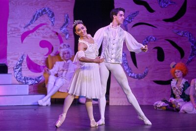 Das Publikum ist hin und weg: Märchenhafte „Dornröschen“-Ballettpremiere in Bad Elster ein voller Erfolg - Szene mit Frederika Kvačáková als Prinzessin Aurora und Eric Navarrete Monsonis als Prinz Desiré.