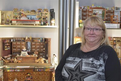 „Das Puppenhaus“: In Landwüst wird am Samstag eine faszinierende Dauerausstellung eröffnet - Sylvia Baumgärtel ist mit ihrer Sammlung von Jugelsburg nach Landwüst umgezogen und hat dort die Ausstellung „Das Puppenhaus“ eröffnet.