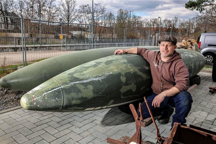 Das Raketen-Rätsel vom Lichtensteiner Bahnhof - Kfz-Mechaniker Mirko Heinrich (43) mit den Aufsehen erregenden Objekten, die er vor sieben Jahren erworben hat. Viele assoziieren sie mit Raketen und Bomben. 