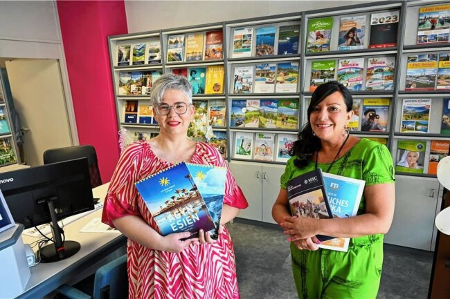 "Das Reisegeschäft explodiert": Reiseexpertin aus Limbach-Oberfrohna gibt Tipps, wie man beim Urlaub Geld sparen kann - Nadine Knorrn und Yvonne Schenker (von links) vom Reisebüro "Yvonnes Reisen" wissen, dass der Reisemarkt momentan boomt. Besonders Kreuzfahrten erfreuen sich großer Beliebtheit. 