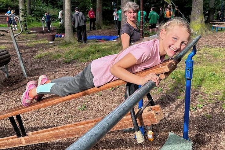 Das "richtige" Waldsportfest ist zurück - Die achtjährige Klara Neumann hatte beim Waldsportfest gut lachen. Sie schaffte an der Schrägbank 50 Klimmzüge. Im Hintergrund ist Kampfrichterin Angela Schlatter zu sehen. 