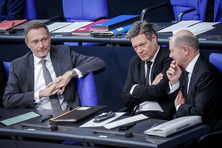 Das Ringen der Ampel um den Haushalt 2025 - Christian Lindner, Robert Habeck und Olaf Scholz im Bundestag.