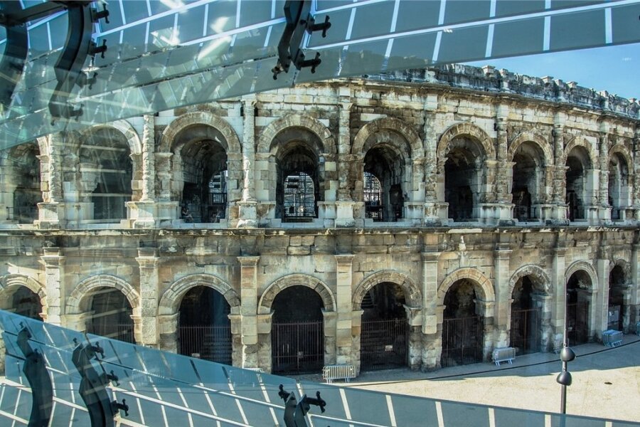 Das Rom im Rhônetal - Wer durch die moderne Glaskachel-Fassade des 2018 eröffneten römischen Museums in Nîmes blickt, sieht in direkter Nachbarschaft das Wahrzeichen der Stadt. Die Arena zählt zu den besterhaltenen Amphitheatern der Welt - und wird noch immer genutzt. 