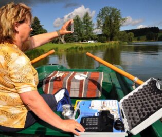 Das Ruderboot wird zum Labor - Helga Oehme untersucht die Wasserqualität im Großhartmannsdorfer Badeteich.