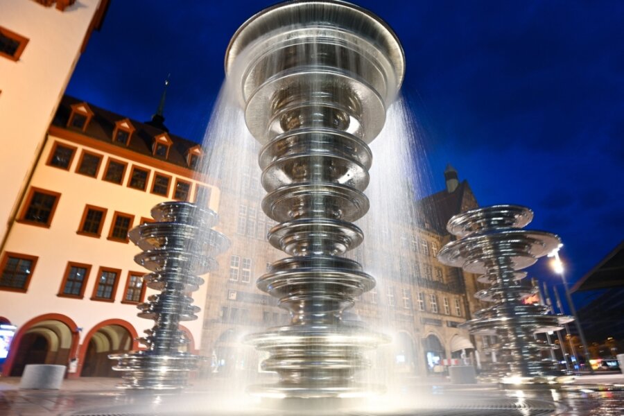 Der neue Marktbrunnen vor dem Rathaus ist derzeit das Fotomotiv schlechthin in Chemnitz. Das Wasser läuft hier täglich von 10 bis 22 Uhr in einem bestimmt Rhythmus über die vier Stelen, rundherum gibt es auch Sitzgelegenheiten. Von 20 bis 22 Uhr ist das Kunstwerk beleuchtet. 