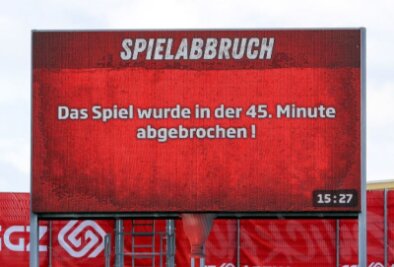 Das sagt der FSV Zwickau zum Spielabbruch - Die Anzeigetafel in der GGZ-Arena verkündet die Entscheidung des Schiedsrichters nach dem Vorfall kurz nach Halbzeitpfiff.