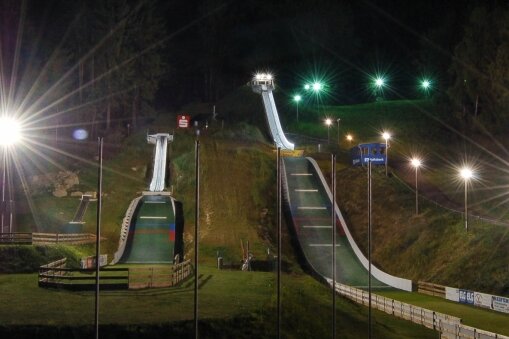 Das Schanzenmärchen von Sohland - Es weihnachtet: Drei topmoderne Nachwuchsschanzen mit Flutlichtanlage und Aufstiegshilfe stehen im Oberlausitzer Sohland für die Skisportler zur Verfügung.
