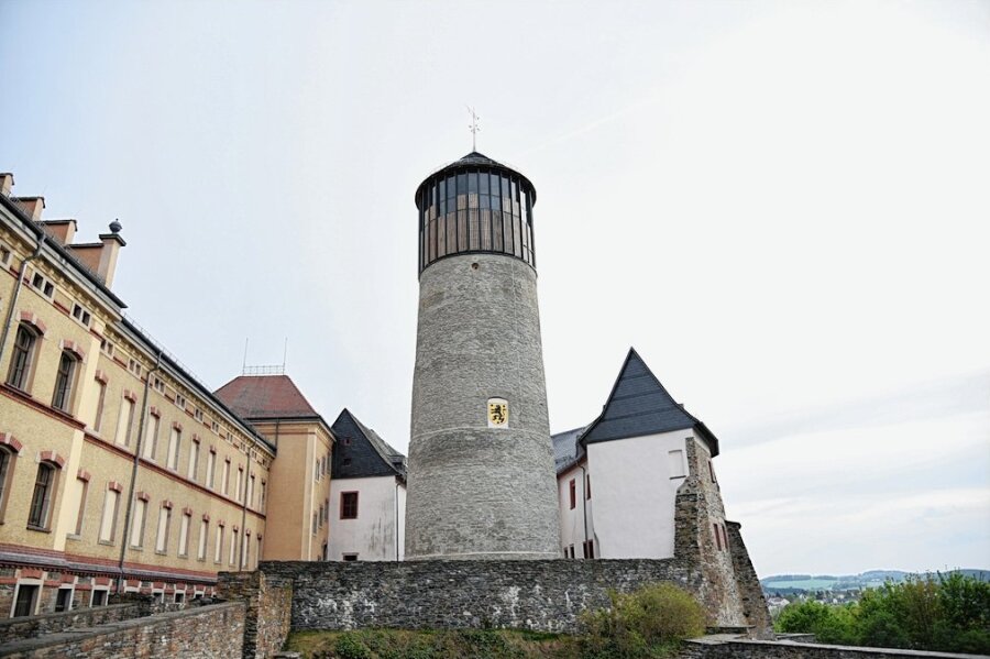 Der sanierte und ausgebaute Bergfried auf Schloss Voigtsberg.