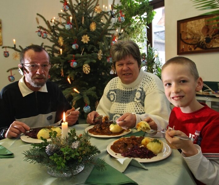 Das schmeckt und kostet nicht viel - 
              <p class="artikelinhalt">Eva-Maria und Helmut Otto haben es sich mit Sohn Kevin an den Weihnachtstagen in der Löffelstube schmecken lassen. </p>
            