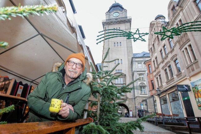 Das schwere Schicksal eines Plauener Innenstadthändlers - Fritz Mandel führte elf Jahre lang das Wein- und Feinkostgeschäft Barrique an der Rathausstraße. Mittlerweile ist er schwer erkrankt, das Foto stammt aus dem Advent 2021.