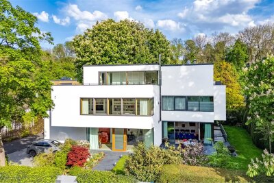 Das sind die aktuell zehn teuersten Häuser Deutschlands auf Immoscout24 - Geworben wird für dieses Designer-Haus in München-Bogenhausen mit Wellnessbereich und Weinkeller, einem weitläufigen Wohn-, Ess- und Kochbereich und einer Kinder-Etage mit zwei Schlaf-Suiten.