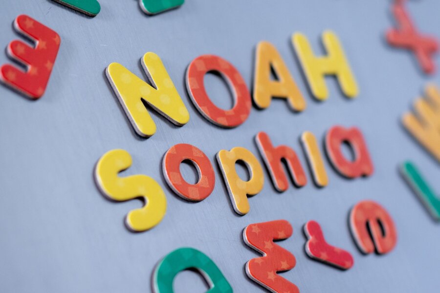 Das sind die beliebtesten Babynamen 2023 - Das Vornamenduo Sophia und Sophie sowie Noah führen die Liste der beliebtesten Vornamen 2023 an.