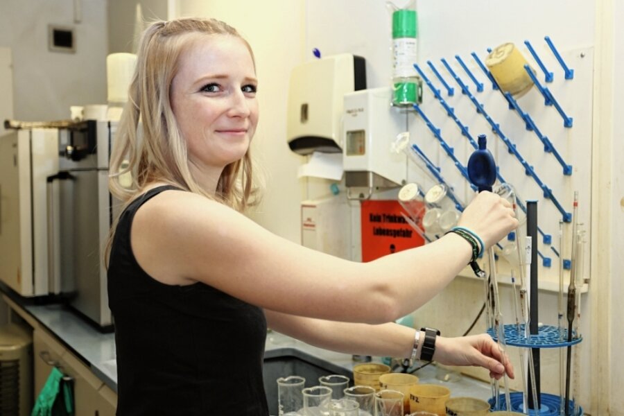 Das sind die besten Jungfacharbeiter - Jessica Kreißler hat sich bei der Oberflächentechnik-Firma Graubmann in Reinsdorf ausbilden lassen. Im dortigen Labor arbeitet sie nun als Verfahrensmechanikerin für Beschichtungstechnik. 