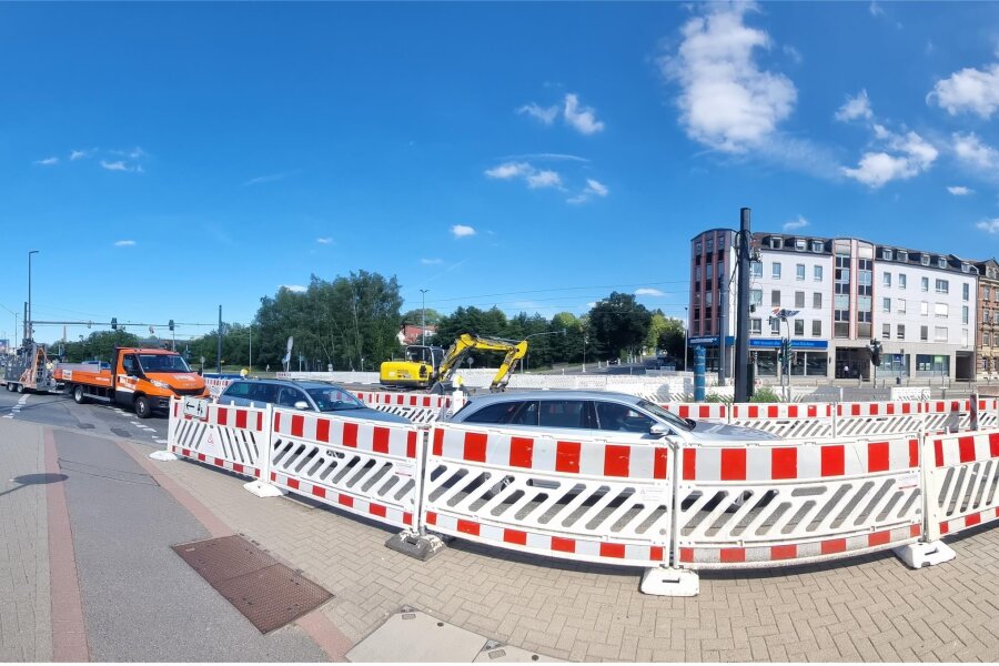 Das sind die drei nervigsten Sommerbaustellen in Chemnitz - Selbst 10 Uhr staut es sich noch auf der Zwickauer Straße. Durch das Einordnen vor der Verengung geht es nur stückchenweise voran.