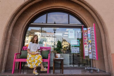 Das sind die Lieblingsbücher der Menschen in Glauchau und Umgebung - Susann Hoffmann möchte am Waldenburger Markt Anfang September ihr Café mit Buchladen eröffnen. Es wird den Namen „Kleinodd“ tragen. Die „Freie Presse“ hat sie gefragt, was ihr Lieblingsbuch ist und welche Bücher ihre neuen Kunden bereits jetzt im Onlineshop bestellt haben.