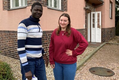 Zacharia Dossa und Sophie Richter werden am Krankenhaus in Mittweida zu Pflegefachkräften ausgebildet. Beide sind begeistert von dem Beruf.