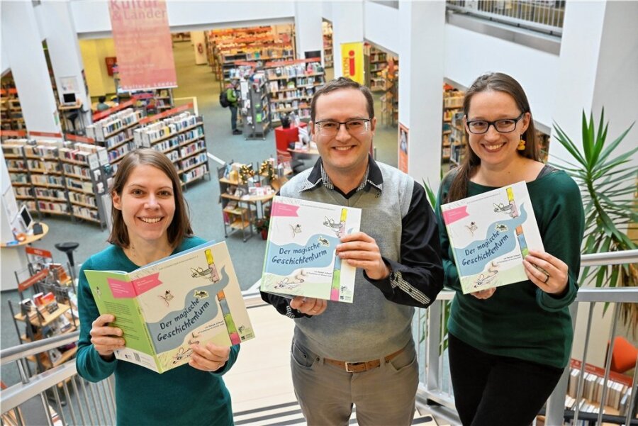 Das sind die neuen Märchenerzähler von Chemnitz - Hannah Schmuck, Axel Gerhard, Monique Brucke (v. l. n. r.) sind die Gewinner des Schreibwettbewerbs. Ihre Märchen sind nun in einem Buch vereint.
