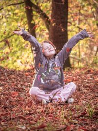 Das sind die Sieger 2019 - "Einen sonnigen Herbsttag genießen und im bunten Laub spielen. So einfach kann man ein Kind glücklich machen", schreibt Maik Rolle aus Marienberg zu seinem Foto. Die Jury findet: Dieses Bild strahlt perfekt Lebensfreude im Herbst aus.