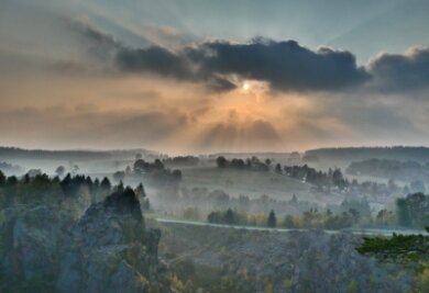 Das sind die Sieger 2019 - Nebel und Sonne in der Binge in Geyer hat Melanie Schmidt aus Thum fotografiert. Das Wahrzeichen Geyers wurde dabei in ein stimmungsvolles herbstliches Licht gerückt. Eine schöne Landschaftsaufnahme.