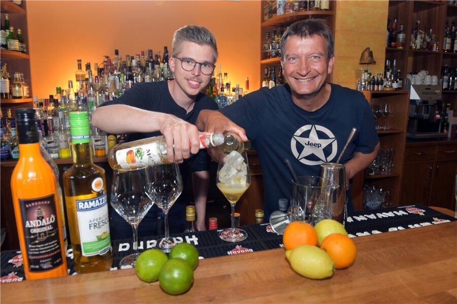 Das sind die Sommerdrinks 2023: Zwei Flöhaer Experten verraten ihre Rezepte - Felix (r.) und Tilo Erdmann tüfteln an neuen Geschmacksvariationen für das bevorstehende 25-jährige Bestehen ihrer bar academy Sachsen in Flöha.