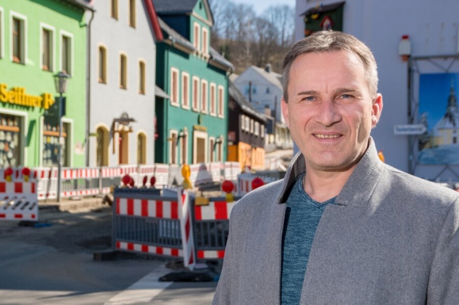 "Das sind Dinge, die ich nicht vergesse" - Seiffens Bürgermeister Martin Wittig, in dessen Kommune derzeit ein weiterer Abschnitt der durch das Spielzeugdorf führenden Hauptstraße saniert wird. 