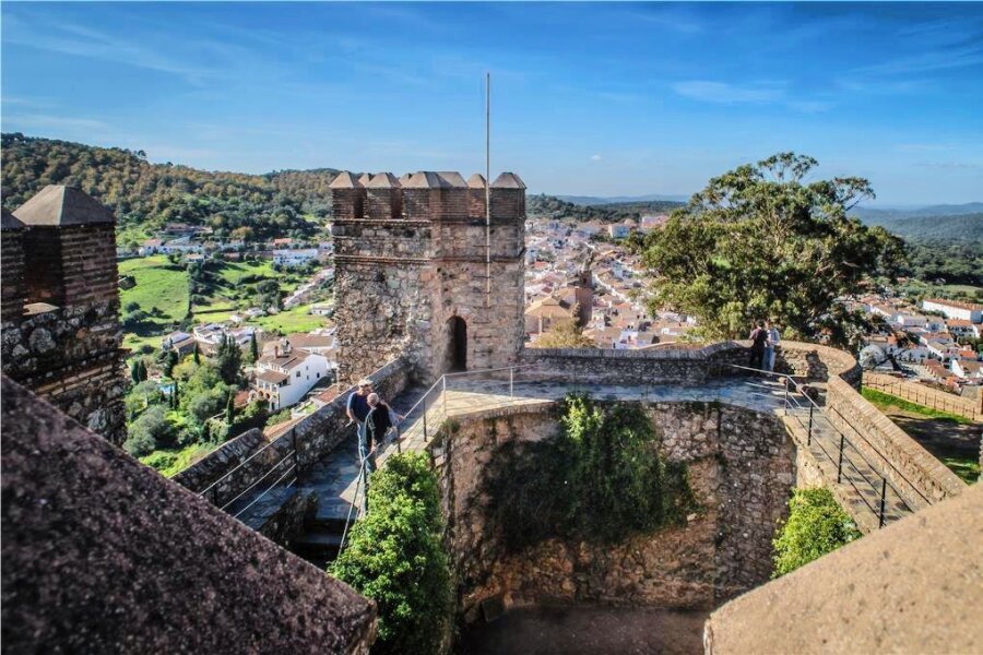 Das spanische Burgenland - Die Burg von Cortegana ist eine von etwa einem Dutzend Schutzburgen aus den spanisch-portugiesischen Grenzkriegen im späten Mittelalter. 
