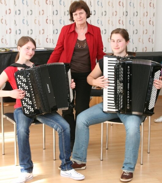 Anna-Katharina Schau, Lehrerin Traude Hepfner und Andrea Löbl (von links) von der Flöhaer Musikschule.