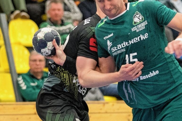 "Das Team ist in der Pflicht" - Einer der wenigen Lichtblicke zuletzt bei der HSG: Michal Naimann, hier im Duell gegen Apolda, warf in Köthen drei Tore und versuchte vor allem, seine Mitspieler immer wieder mitzuziehen. 