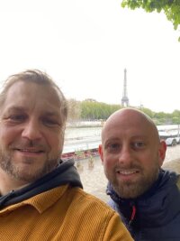Seinen Aufenthalt in der französischen Hauptstadt krönte er auch mit einem Eiffelturm-Bild mit Kollegen Rocco Wustmann aus Dohna. 